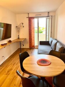 Savannah - apartment with balcony and parking