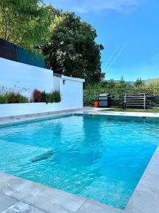 Casa Rural en Valle del Tiétar cerca de Pantano de San Juan con BBQ y Piscina privada