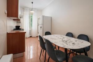 Stylish two-Bedroom apartment near Fiera Milano exhibition area just minutes from Wagner Metro Station Red Line M1