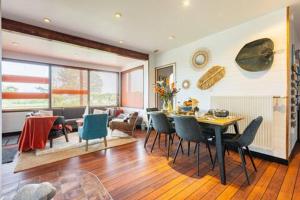 La Maison Bateau au Bord de Mer