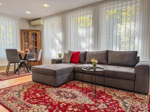 Two-Bedroom Central and Cosy Apartment