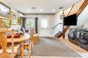 Pet-Friendly Cottage, 2 Mi to Saugatuck Falls