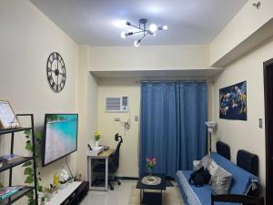 Luxury 1BR BayFront Staycation - Free Wi-Fi, Swimming POOL, Near Airport, MOA and PICC