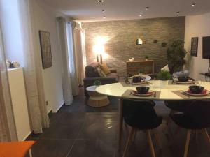 Maison chaleureuse, centre ancien, grande terrasse