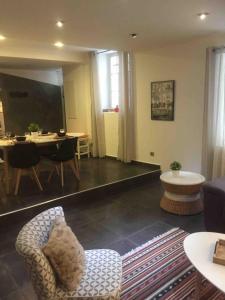 Maison chaleureuse, centre ancien, grande terrasse