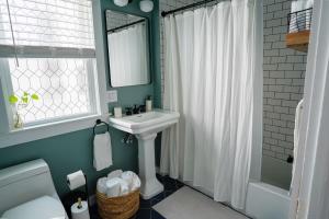 Stylish Apt Walk to Shops, Dining, and Bucknell