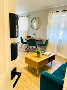 Balcony 2BR Apartment with Free Parking near Freedom Park & Brickell