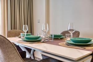 Official Mercury Suites - With Rooftop Pool Access