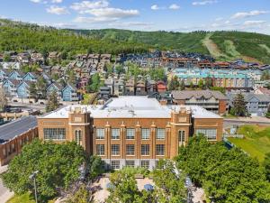 Silvertown Powder Pad-on Park Ave Steps to Slopes Shops and Dining