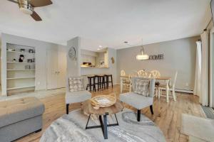 Luxe Hilltop Getaway Golf Front and Private Deck