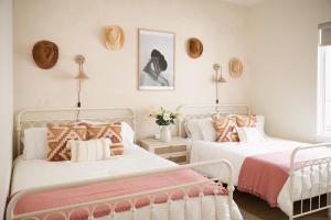 Rooftop, Firepit, King, Smart TVs, 6min drive to Broadway