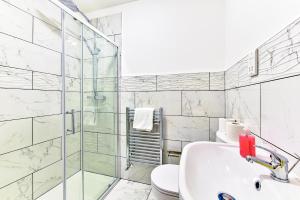 Ground Floor 2-Bed Near City Centre and Broadway