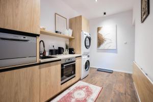 No 9 - 3 Suites, 3 Private Bathrooms and Parking