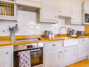 2 Bed in Tenby 88608