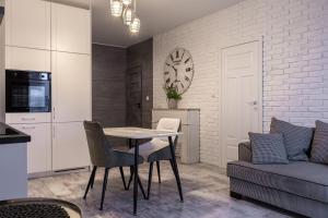 Spacious Apartment with Balcony and Garage – Mokotów