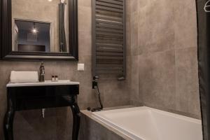 Spacious Apartment with Balcony and Garage – Mokotów