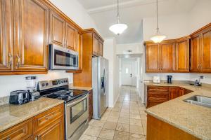 Fenced-In Yard Home Less Than 1 Mi to Lake Ray Hubbard!