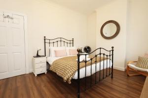 Spacious 3 Bedroom Home In The Heart Of Port Talbot By EKLIVING - Short Lets & Serviced Accommodation