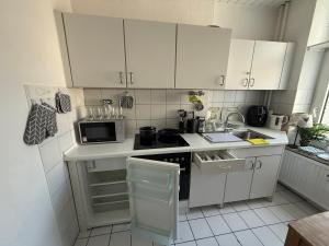 1 Zi Ferien Whg Kiel Mitte an der Universität zu Kiel-City, Alsenstrasse 17, kuschelig möbliert, auch als Schadenwohnung, eigener Parkplatz, 45 qm, große Wohnküche, , Wlan incl, je 3 Min zur Universitätsklinik zu Kiel, Ostsee, Seebäder,