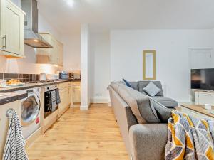2 Bed in Tenby 94175