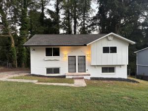 Modern 2BR - Stylish Retreat Unit B Downstairs