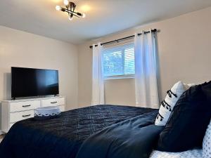 Modern 2BR - Stylish Retreat Unit B Downstairs