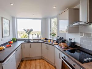 3 Bed in Cemaes 92812