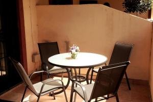 Stunning attached house with shared pool, 3 to the beach