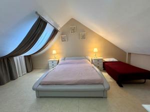 Stunning attached house with shared pool, 3 to the beach