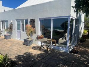 PYRAMID HOUSE BY THE SEA