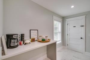 Convenient OKC Apartment: 4 Mi to Dtwn!