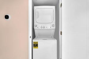 Waterfront Luxury Kosher Condo with Rooftop Pool, Bay Harbor Islands