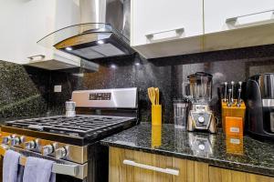 Comfy 2BR Condo, Roof Top Pool.