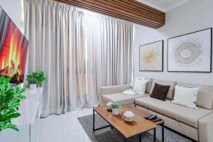 Comfy 2BR Condo, Roof Top Pool.