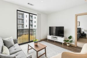 Comfy 2BR in Mid-Rise Perfect for Groups