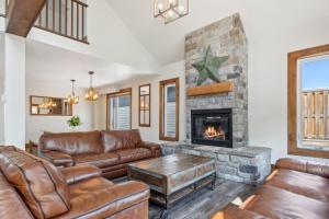 8 BR Luxury Swiss Style Chalet w Hot Tub