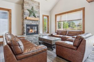 8 BR Luxury Swiss Style Chalet w Hot Tub