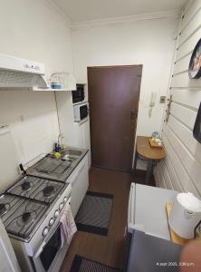 Departamento central frente a centro comercial