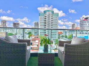 Elegant City-Center Luxury Apt