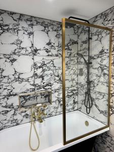 Marble Black Suite