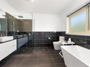 DECK 2 SEA - Amazing views, close to main street