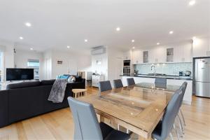 MIMOSA - Stylish home with Coastline views