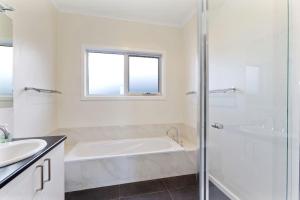 MIMOSA - Stylish home with Coastline views