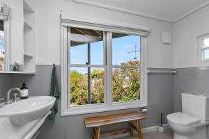 THE SHOREHOUSE - Ocean Views - 50m from Beach