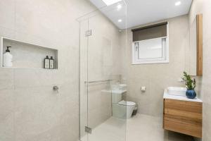 MAVI BEACH HOUSE - Stylish home opposite beach