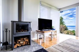 COASTAL HAVEN - panoramic ocean views