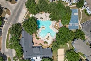 Luxe Oasis near downtown, pool, free parking