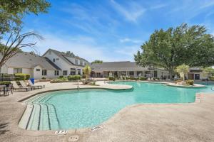 Luxe Oasis near downtown, pool, free parking