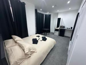 London Waterloo 10 min via train