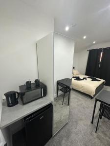 Central London Room and bathroom